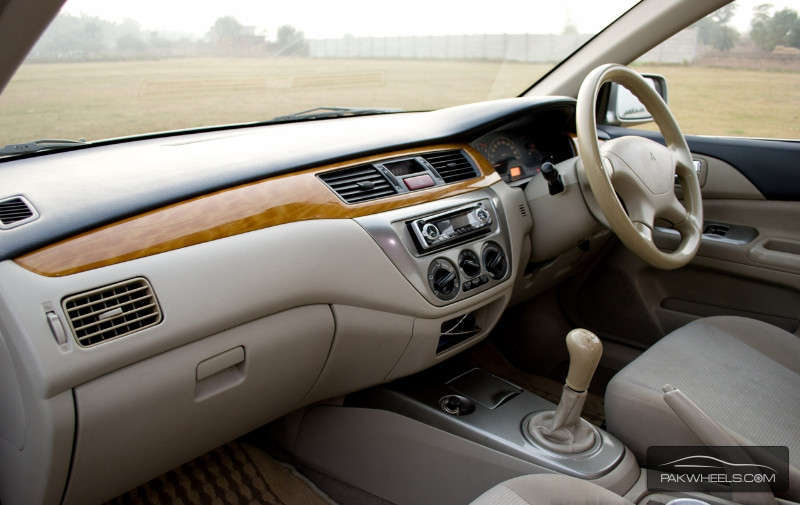 مٹسوبیشی لینسر Interior Dashboard